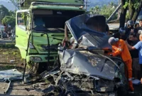 Kondisi truk dan kendaraan usai terlibat kecelakaan beruntun di kawasan Padang Besi, Kecamatan Lubuk Kilangan, Minggu pagi (10/6/2026). (Foto: WAG Pusdalpos BPBD Padang)