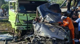 Kondisi truk dan kendaraan usai terlibat kecelakaan beruntun di kawasan Padang Besi, Kecamatan Lubuk Kilangan, Minggu pagi (10/6/2026). (Foto: WAG Pusdalpos BPBD Padang)