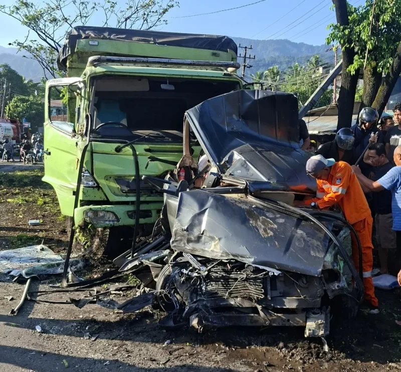 Kondisi truk dan kendaraan usai terlibat kecelakaan beruntun di kawasan Padang Besi, Kecamatan Lubuk Kilangan, Minggu pagi (10/6/2026). (Foto: WAG Pusdalpos BPBD Padang)