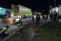 Personil Satlantas Polres Solok melakukan olah TKP di lokasi kejadian. (Satlantas Polres Solok)