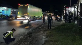Personil Satlantas Polres Solok melakukan olah TKP di lokasi kejadian. (Satlantas Polres Solok)