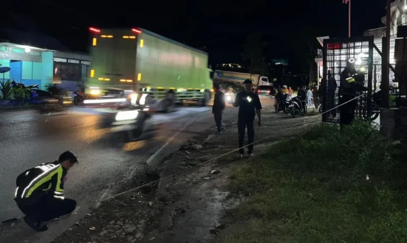 Personil Satlantas Polres Solok melakukan olah TKP di lokasi kejadian. (Satlantas Polres Solok)