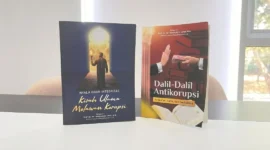 Kemenag memperkenalkan dua buku bertema antikorupsi pada peluncuran Buku Panduan dan Bahan Ajar Pendidikan Antikorupsi (PAK) di Kantor Kementerian Dalam Negeri, Jakarta, Senin (11/5/2026). (Foto: Kemenag)