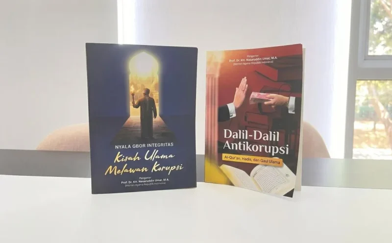 Kemenag memperkenalkan dua buku bertema antikorupsi pada peluncuran Buku Panduan dan Bahan Ajar Pendidikan Antikorupsi (PAK) di Kantor Kementerian Dalam Negeri, Jakarta, Senin (11/5/2026). (Foto: Kemenag)
