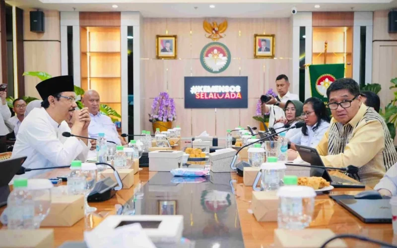 Menteri Sosial Saifullah Yusuf (Gus Ipul) bertemu Menteri PKP Maruarar Sirait di Kantor Kemensos, Jakarta Pusat, Senin (11/5/2026). (Foto: Kemensos)