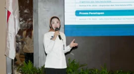 Kepala Biro Hukum dan Humas BGN, Khairul Hidayati saat menyampaikan paparan pada Rapat Koordinasi Percepatan Perolehan SLHS dan Peningkatan Kepesertaan BPJS Ketenagakerjaan di SPPG Wilayah Provinsi Sulawesi Selatan. (Foto: Biro Hukum dan Humas BGN)