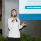 Kepala Biro Hukum dan Humas BGN, Khairul Hidayati saat menyampaikan paparan pada Rapat Koordinasi Percepatan Perolehan SLHS dan Peningkatan Kepesertaan BPJS Ketenagakerjaan di SPPG Wilayah Provinsi Sulawesi Selatan. (Foto: Biro Hukum dan Humas BGN)