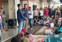 Kepala Disdag Padang, Fizlan Setiawan menggelar pertemuan dan sosialisasi bersama para pedagang di Lantai 3 Fase VII Pasar Raya Padang, Minggu (24/5/2026). (Foto: Diskominfo Padang)