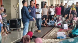 Kepala Disdag Padang, Fizlan Setiawan menggelar pertemuan dan sosialisasi bersama para pedagang di Lantai 3 Fase VII Pasar Raya Padang, Minggu (24/5/2026). (Foto: Diskominfo Padang)