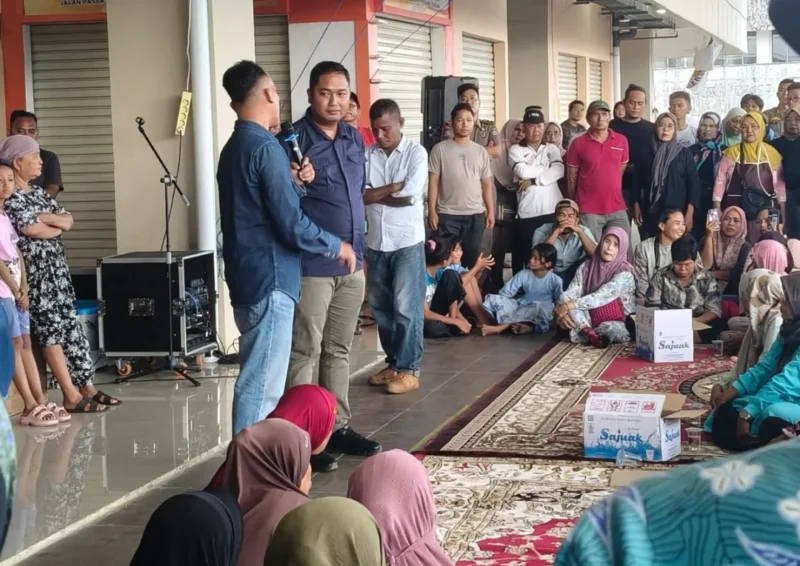 Kepala Disdag Padang, Fizlan Setiawan menggelar pertemuan dan sosialisasi bersama para pedagang di Lantai 3 Fase VII Pasar Raya Padang, Minggu (24/5/2026). (Foto: Diskominfo Padang)