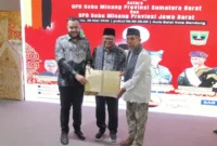 Wali Kota Padang Fadly Amran menghadiri pengukuhan Pengurus DPD Gebu Minang Provinsi Jabar periode 2026–2031 di Aula Balai Kota Bandung, Sabtu (30/5/2026). (Foto: Pemko Padang)