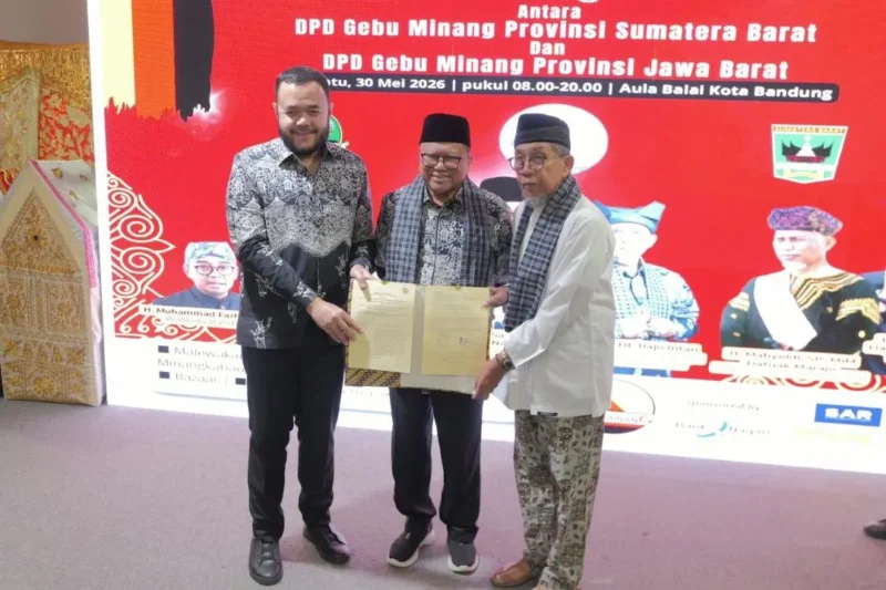 Wali Kota Padang Fadly Amran menghadiri pengukuhan Pengurus DPD Gebu Minang Provinsi Jabar periode 2026–2031 di Aula Balai Kota Bandung, Sabtu (30/5/2026). (Foto: Pemko Padang)