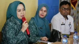 Ketua TP-PKK Kota Padang Ny Dian Puspita Fadly Amran memberikan arahan kepada kader PKK Kelurahan Olo saat kunjungan lapangan pada Rabu (6/5/2026). (Foto: Diskominfo Padang)