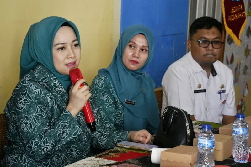 Ketua TP-PKK Kota Padang Ny Dian Puspita Fadly Amran memberikan arahan kepada kader PKK Kelurahan Olo saat kunjungan lapangan pada Rabu (6/5/2026). (Foto: Diskominfo Padang)