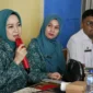 Ketua TP-PKK Kota Padang Ny Dian Puspita Fadly Amran memberikan arahan kepada kader PKK Kelurahan Olo saat kunjungan lapangan pada Rabu (6/5/2026). (Foto: Diskominfo Padang)
