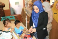 Ketua TP-PKK Kota Padang, Ny Dian Fadly Amran melihat kondisi Arkan Maulana yang dirawat di RS Bhayangkara, Senin (18/5/2026). (Foto: Diskominfo Padang)