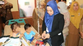 Ketua TP-PKK Kota Padang, Ny Dian Fadly Amran melihat kondisi Arkan Maulana yang dirawat di RS Bhayangkara, Senin (18/5/2026). (Foto: Diskominfo Padang)