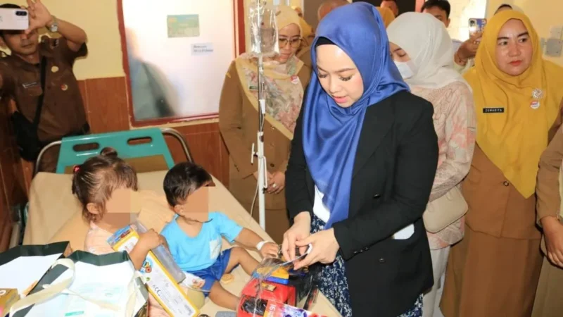 Ketua TP-PKK Kota Padang, Ny Dian Fadly Amran melihat kondisi Arkan Maulana yang dirawat di RS Bhayangkara, Senin (18/5/2026). (Foto: Diskominfo Padang)
