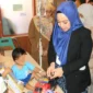 Ketua TP-PKK Kota Padang, Ny Dian Fadly Amran melihat kondisi Arkan Maulana yang dirawat di RS Bhayangkara, Senin (18/5/2026). (Foto: Diskominfo Padang)