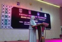 Ketua Yayasan Pertiwi Padang, Ny. Dian Puspita Fadly Amran memberikan sambutan saat Pentas Seni dan Pelepasan Murid Kelas XII Tahun Ajaran 2025/2026 di Gedung UPGRISBA Convention Center, Selasa (19/5/2026). (Foto: Diskominfo Padang)