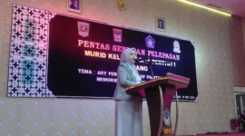 Ketua Yayasan Pertiwi Padang, Ny. Dian Puspita Fadly Amran memberikan sambutan saat Pentas Seni dan Pelepasan Murid Kelas XII Tahun Ajaran 2025/2026 di Gedung UPGRISBA Convention Center, Selasa (19/5/2026). (Foto: Diskominfo Padang)