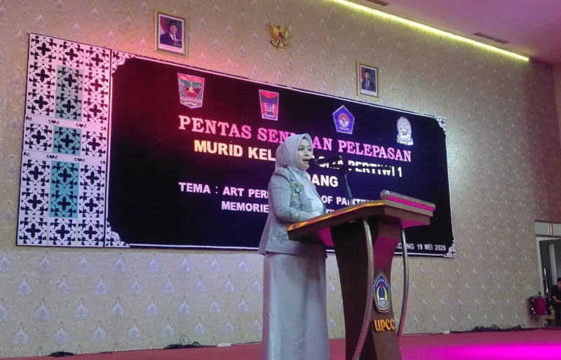 Ketua Yayasan Pertiwi Padang, Ny. Dian Puspita Fadly Amran memberikan sambutan saat Pentas Seni dan Pelepasan Murid Kelas XII Tahun Ajaran 2025/2026 di Gedung UPGRISBA Convention Center, Selasa (19/5/2026). (Foto: Diskominfo Padang)