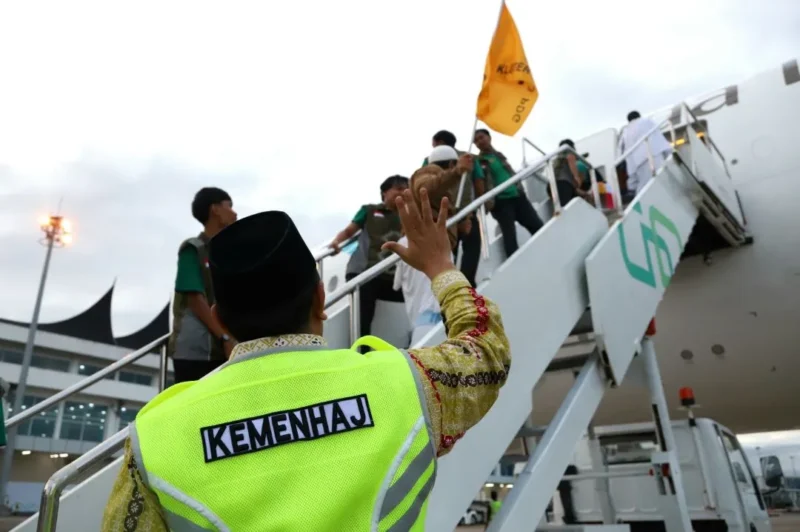 Jemaah calon haji Kloter 13 Embarkasi Padang terbang menuju Jeddah dari BIM, Jumat (8/5/2026). (Foto: Humas Kemenhaj Sumbar)