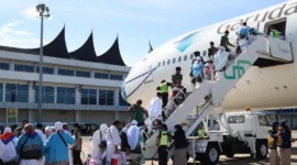 Keberangkatan jemaah haji Kloter 14 Embarkasi Padang menutup seluruh rangkaian operasional pemberangkatan jemaah haji tahun 1447 H/2026 M, Sabtu (9/5/2026). (Foto: Humas Kemenhaj Sumbar)