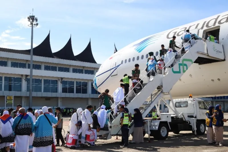 Keberangkatan jemaah haji Kloter 14 Embarkasi Padang menutup seluruh rangkaian operasional pemberangkatan jemaah haji tahun 1447 H/2026 M, Sabtu (9/5/2026). (Foto: Humas Kemenhaj Sumbar)