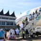 Keberangkatan jemaah haji Kloter 14 Embarkasi Padang menutup seluruh rangkaian operasional pemberangkatan jemaah haji tahun 1447 H/2026 M, Sabtu (9/5/2026). (Foto: Humas Kemenhaj Sumbar)