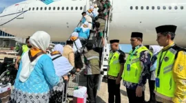 Sebanyak 393 jemaah haji Kloter 08 Embarkasi Padang berangkat menuju Tanah Suci melalui BIM, Sabtu (2/5/2026). (Foto: Humas Kemenhaj Sumbar)