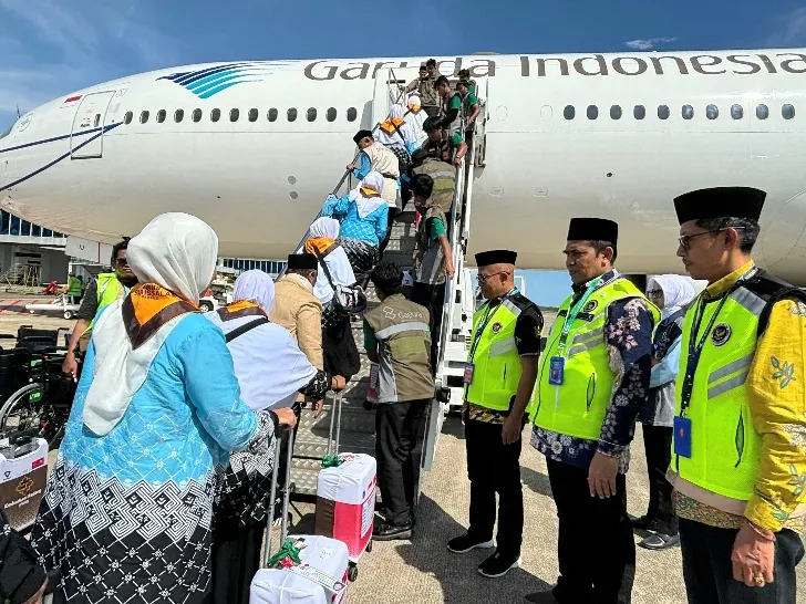 Sebanyak 393 jemaah haji Kloter 08 Embarkasi Padang berangkat menuju Tanah Suci melalui BIM, Sabtu (2/5/2026). (Foto: Humas Kemenhaj Sumbar)