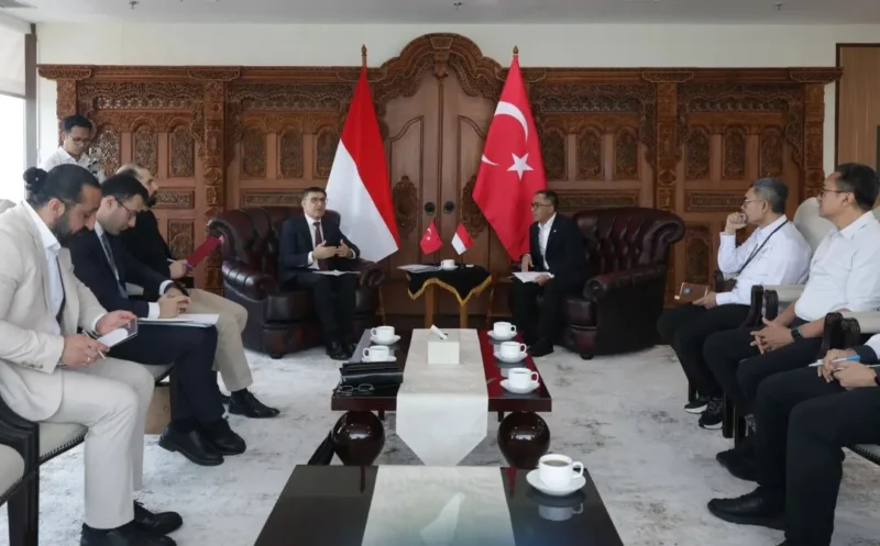 Mendiktisaintek, Brian Yuliarto menggelar pertemuan dengan Duta Besar Turki untuk Indonesia, H.E. Talip Küçükcan di Kantor Kemdiktisaintek, Senin (18/5). (Foto: Kemdiktisaintek)