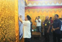 Sekretaris Daerah Pasbar, Doddy San Ismail melakukan penandatanganan komitmen bersama SPMB 2026 di Aula Kantor Bupati, Rabu (20/5). (Foto: Diskominfo Pasbar)