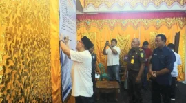 Sekretaris Daerah Pasbar, Doddy San Ismail melakukan penandatanganan komitmen bersama SPMB 2026 di Aula Kantor Bupati, Rabu (20/5). (Foto: Diskominfo Pasbar)