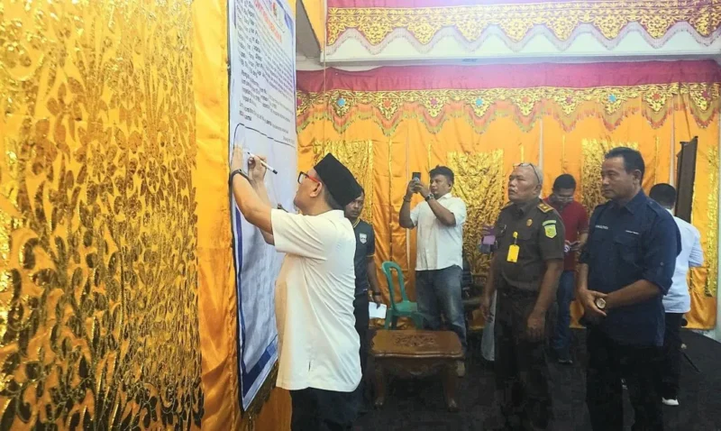 Sekretaris Daerah Pasbar, Doddy San Ismail melakukan penandatanganan komitmen bersama SPMB 2026 di Aula Kantor Bupati, Rabu (20/5). (Foto: Diskominfo Pasbar)