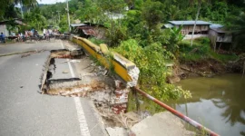 Kondisi Jembatan Titian Putiah di Nagari Taluak, Kecamatan Lintau Buo, Senin (2552026). (Foto Prokopim Tanah Datar) 