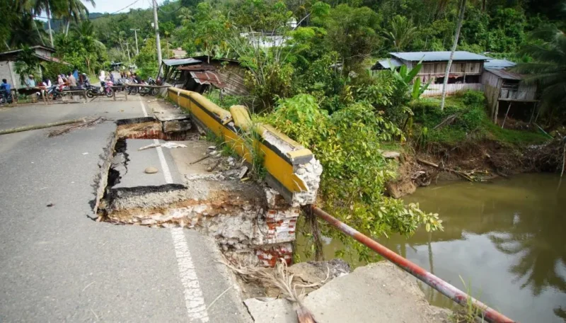 Kondisi Jembatan Titian Putiah di Nagari Taluak, Kecamatan Lintau Buo, Senin (2552026). (Foto Prokopim Tanah Datar) 