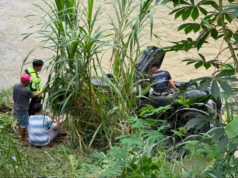Kondisi mobil Pajero Sport usai tabrakan dengan mobil Ertiga di Jalinsum Sijunjung, Senin (25/5/2026). (Dok: Satlantas Polres Sijunjung)