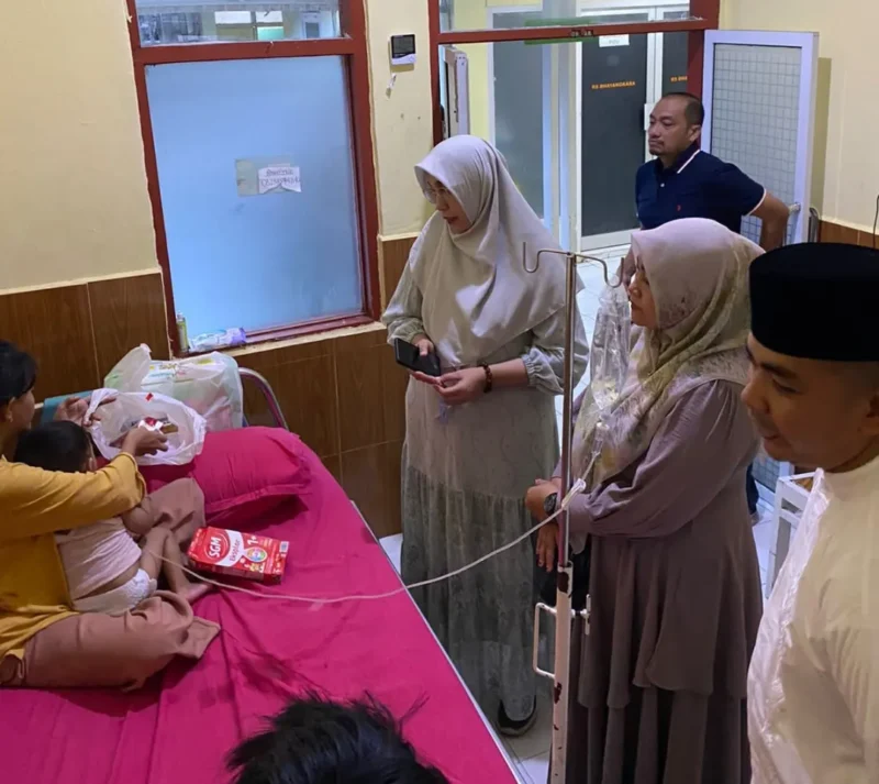 Kepala Bagian Pemerintahan Setdako Padang Rina Melati dan Camat Kuranji Rozaldi mengunjungi korban di RS Bhayangkara untuk memastikan kondisi kesehatan anak tersebut. (Foto: Pemko Padang)
