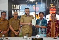 Wali Kota Padang, Fadly Amran menerima kunjungan kerja Wakil Ketua KPAI, Jasra Putra, di Gedung Putih Rumah Dinas Wali Kota Padang, Selasa (12/5/2026). (Foto: Prokopim Padang)