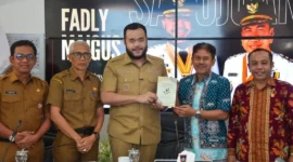 Wali Kota Padang, Fadly Amran menerima kunjungan kerja Wakil Ketua KPAI, Jasra Putra, di Gedung Putih Rumah Dinas Wali Kota Padang, Selasa (12/5/2026). (Foto: Prokopim Padang)