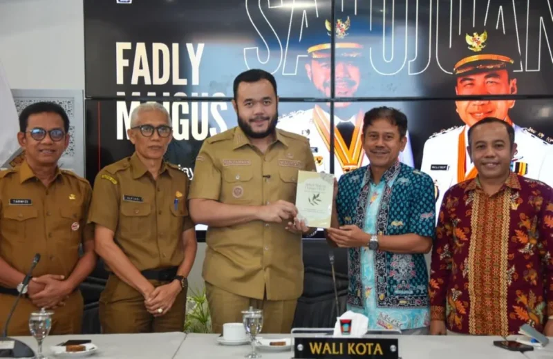 Wali Kota Padang, Fadly Amran menerima kunjungan kerja Wakil Ketua KPAI, Jasra Putra, di Gedung Putih Rumah Dinas Wali Kota Padang, Selasa (12/5/2026). (Foto: Prokopim Padang)