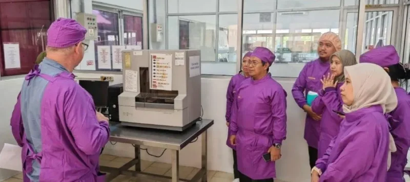 Tim FAO menilai Laboratorium Veteriner Kementan makin berkualitas dan penuhi standar internasional. (Foto: Ditjen PKH Kementan)