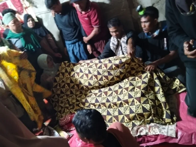 Seorang warga bernama Darwin (61) meninggal dunia setelah diserang buaya saat mencari lokan di Sungai Batang Paparian pada Rabu (20/5/2026) pagi. (Foto: Tim SAR)