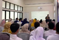 Disarpus Pasbar memberikan pembekalan kepada 50 peserta lomba video konten literasi di Gedung Layanan Perpustakaan Umum Daerah Pasaman Barat, Selasa (12/5). (Foto: Diskominfo Pasbar)