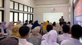 Disarpus Pasbar memberikan pembekalan kepada 50 peserta lomba video konten literasi di Gedung Layanan Perpustakaan Umum Daerah Pasaman Barat, Selasa (12/5). (Foto: Diskominfo Pasbar)