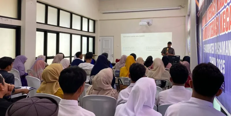 Disarpus Pasbar memberikan pembekalan kepada 50 peserta lomba video konten literasi di Gedung Layanan Perpustakaan Umum Daerah Pasaman Barat, Selasa (12/5). (Foto: Diskominfo Pasbar)