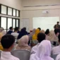 Disarpus Pasbar memberikan pembekalan kepada 50 peserta lomba video konten literasi di Gedung Layanan Perpustakaan Umum Daerah Pasaman Barat, Selasa (12/5). (Foto: Diskominfo Pasbar)