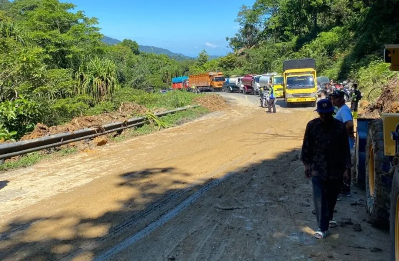 Akses jalan lintas Padang–Solok kembali dapat dilalui kendaraan, Selasa (26/5/2026). (Foto: WAG Pusdalops BPBD Padang)